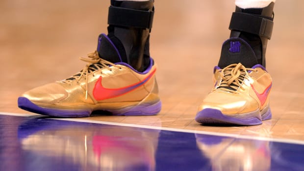 New York Knicks center forward Taj Gibson wears the Nike Kobe 5 Protro 'Undefeated Hall of Fame' sneakers against the Charlotte Hornets on November 12, 2021.
